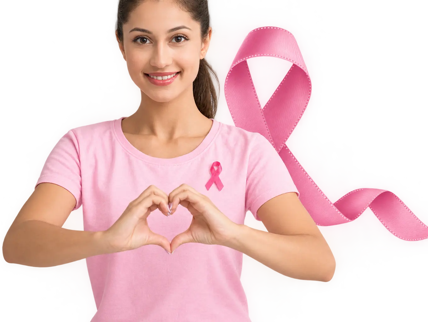 Mulher de camiseta rosa sorrindo, formando um coração com as mãos, ao lado de um grande laço rosa
